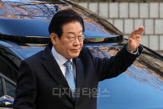 이재명 더불어민주당 대표가 4일 서울 서초구 서울중앙지법에서 열린 '대장동 배임·성남FC 뇌물' 관련 1심 속행 공판에 출석하며 지지자들을 향해 손인사를 하고 있다. 이슬기기자 9904sul@